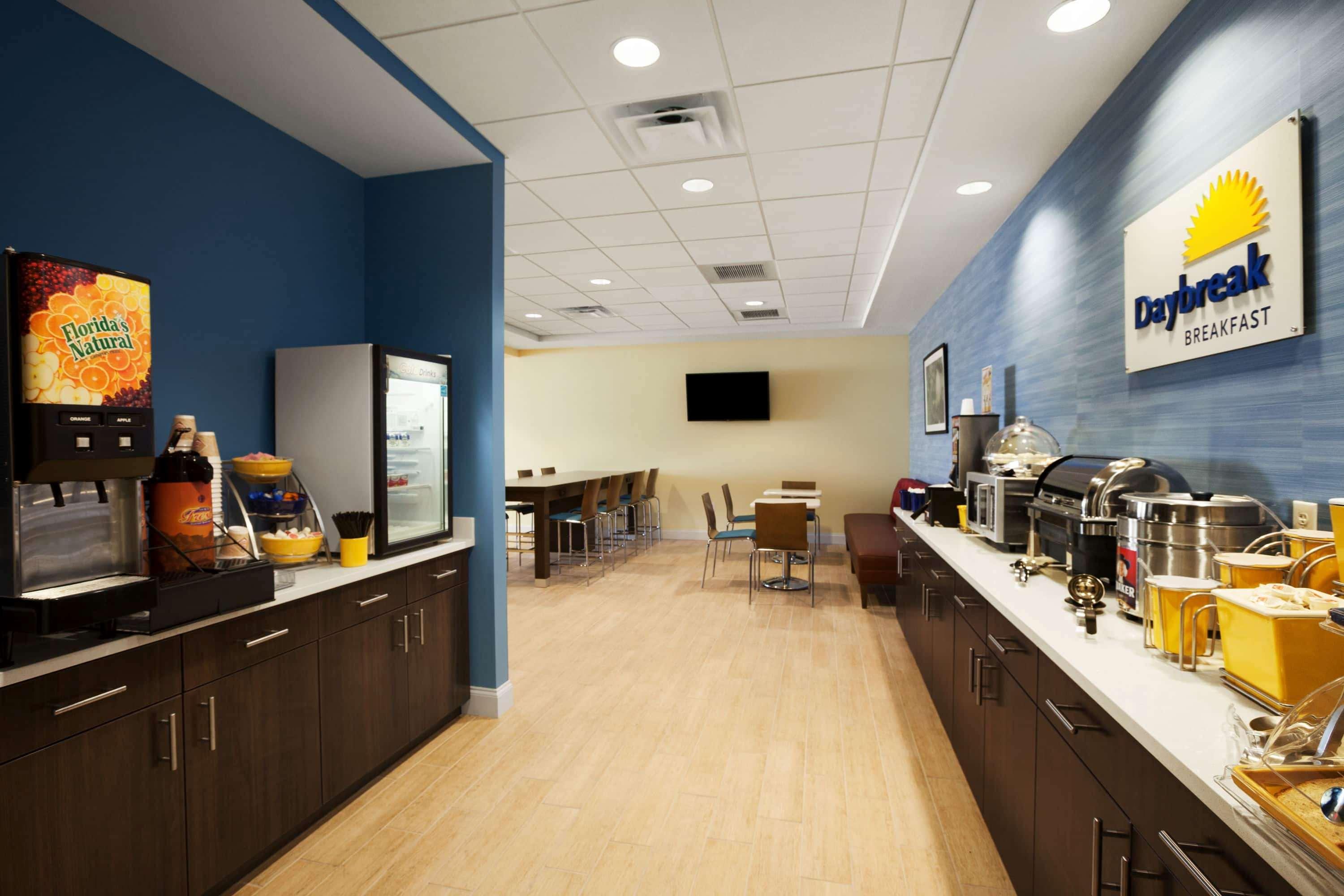 Days Inn & Suites By Wyndham Altoona Eksteriør billede